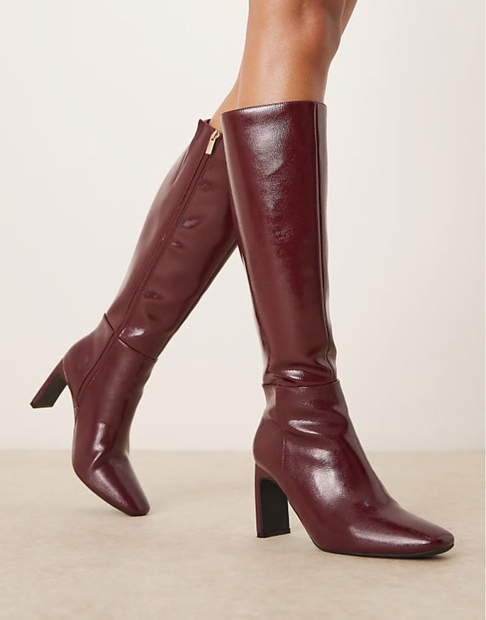 heeled knee boot in burgundy