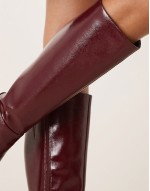 heeled knee boot in burgundy